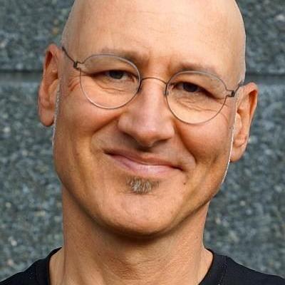 Personal Trainer Gütersloh Christian Wagner lächelt auf dem Portrait 