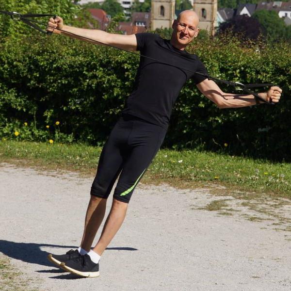 Personal Trainer Gütersloh Christian Wagner beim Slingtraining in Brockhagen outdoor