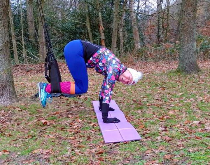 Personal Trainer Gütersloh Christian Wagner Slingtraining mit Klientin für den Bauch